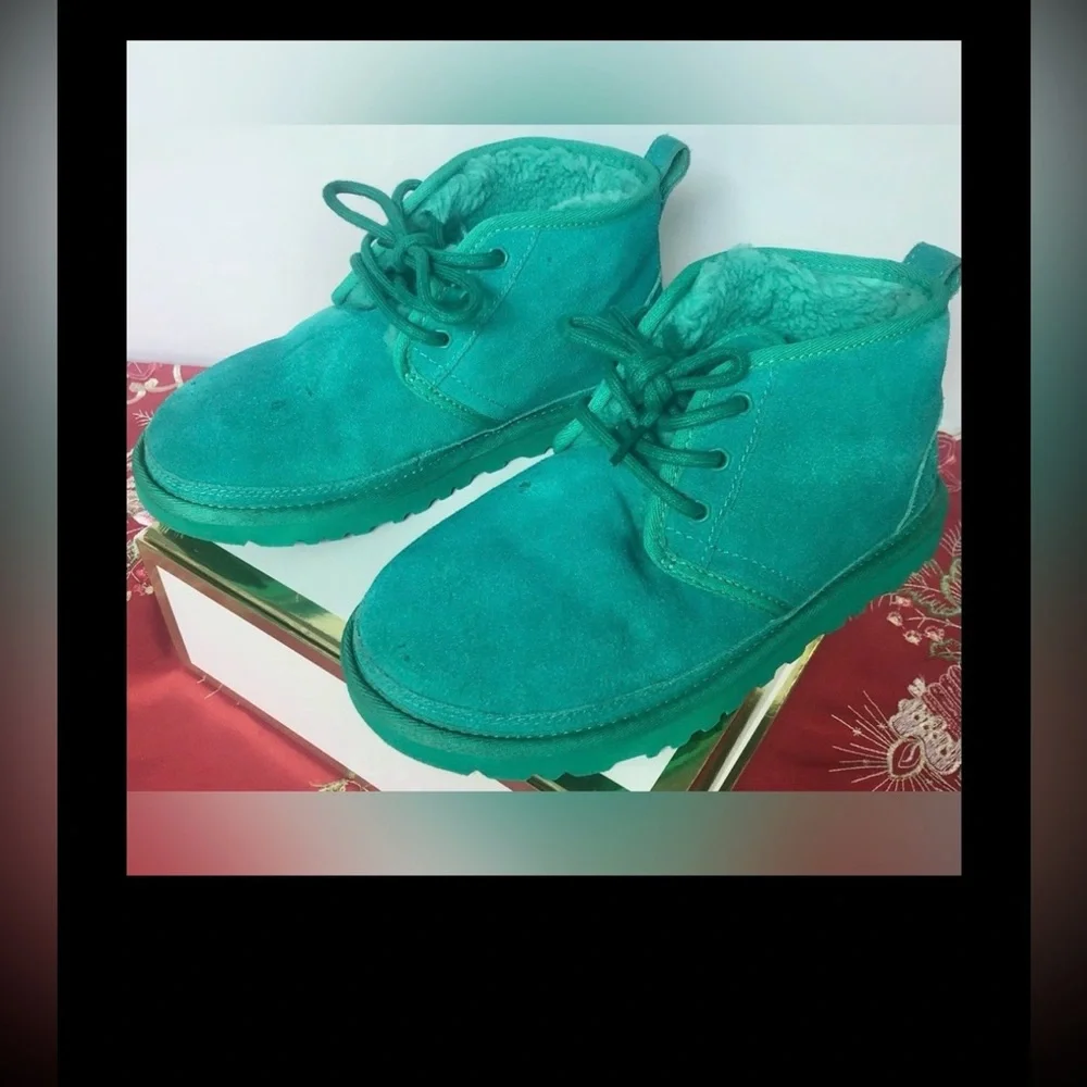 UGG Neumel Suede Chukka Boots Wool Lined S/N 1094269 in emerald green size 6